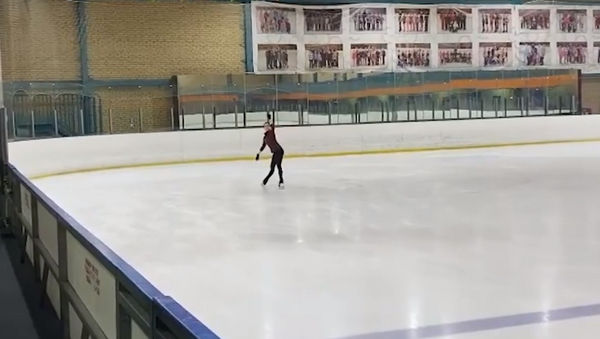Rusijos čiuožėja Alina Zagitova treniruotės metu pademonstravo firminį šuolį - Sputnik Lietuva