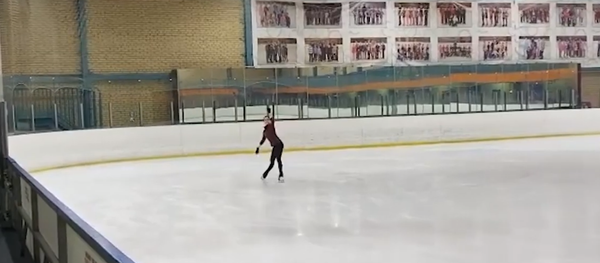 Rusijos čiuožėja Alina Zagitova treniruotės metu pademonstravo firminį šuolį Rusijos čiuožėja Alina Zagitova treniruotės metu pademonstravo firminį šuolį - Sputnik Lietuva