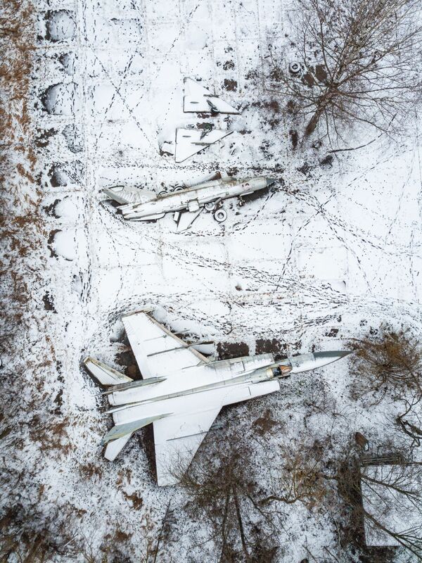 Заброшенная стоянка самолетов одной военной части в Тверской области  - Sputnik Литва