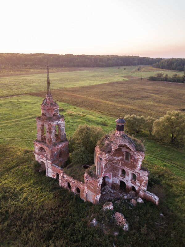 Заброшенная церковь в Орловской области - Sputnik Lietuva