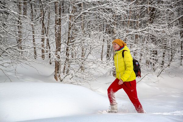 Туристка на снегоступах в Лапландском заповеднике - Sputnik Литва