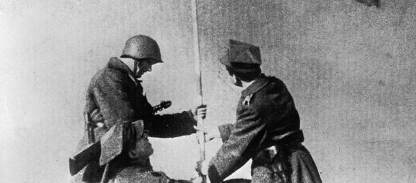 Советский и польский солдаты водружают знамя победы. Варшава, 18 января 1945 года - Sputnik Литва
