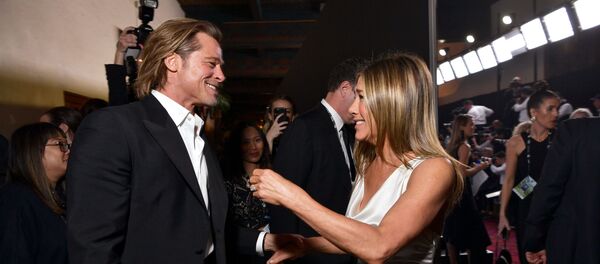 Американские актеры Брэд Питт и Дженнифер Энистон пообщались за кулисами премии Гильдии киноактеров США, 19 января 2020 Американские актеры Брэд Питт и Дженнифер Энистон пообщались за кулисами премии Гильдии киноактеров США, 19 января 2020 - Sputnik Lietuva