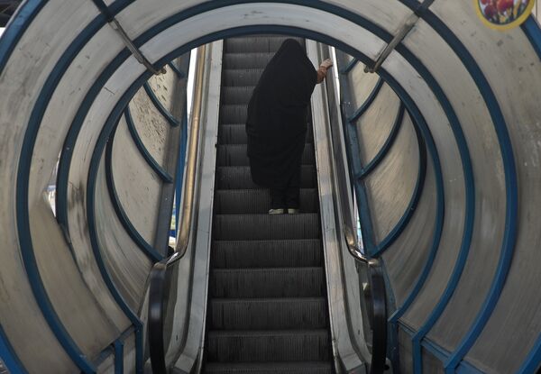 Savižudės sprogdintojos dienoraštis: pabėgusios teroristo žmonos istorija Savižudės sprogdintojos dienoraštis: pabėgusios teroristo žmonos istorija - Sputnik Lietuva