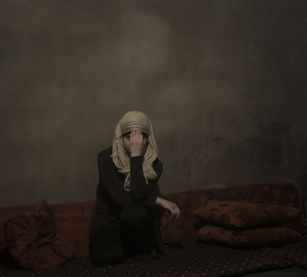 Savižudės sprogdintojos dienoraštis: pabėgusios teroristo žmonos istorija Savižudės sprogdintojos dienoraštis: pabėgusios teroristo žmonos istorija - Sputnik Lietuva