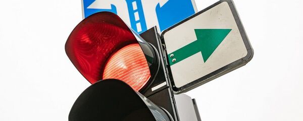 Светофор с зеленой стрелкой поворота, архивное фото Светофор с зеленой стрелкой поворота, архивное фото - Sputnik Lietuva