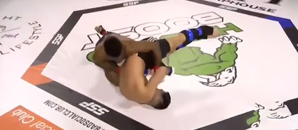 В США на турнире по ММА боец чуть не пробил пол головой соперника - Sputnik Литва