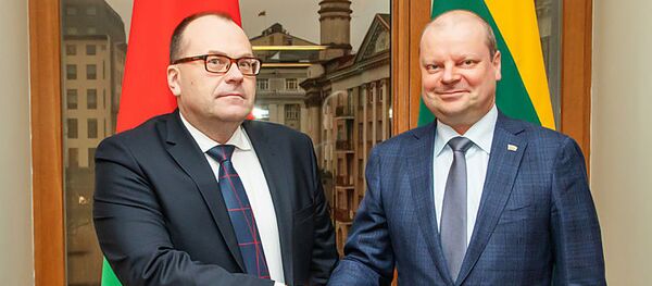 Ministras Pirmininkas Saulius Skvernelis su Baltarusijos ambasadoriumi Lietuvoje Valerijumi Baranovskiu - Sputnik Lietuva