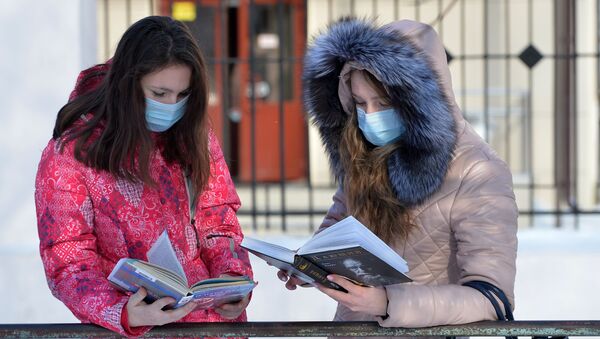 Девушки в медицинских масках, архивное фото - Sputnik Lietuva