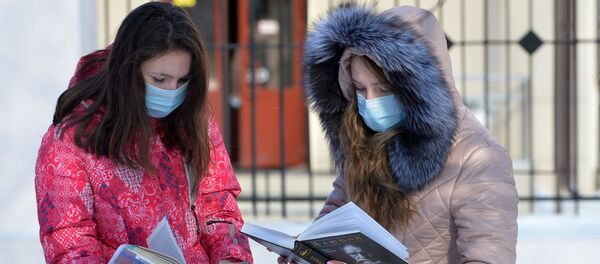Merginos su medicinėmis kaukėmis Merginos su medicinėmis kaukėmis - Sputnik Lietuva