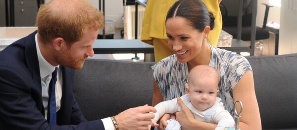 Британский принц Гарри и его жена Меган со своим сыном, архивное фото - Sputnik Lietuva