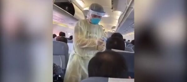 Китайцев на борту самолета проверяют на наличие коронавируса - Sputnik Литва