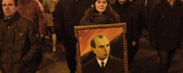 Участники факельного шествия националистов, приуроченного к 110-й годовщине со дня рождения Степана Бандеры в Киеве, 1 января 2020 - Sputnik Литва