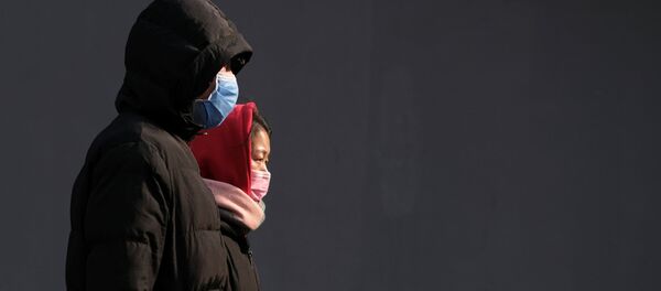 Люди в защитных масках идут по улице в Пекине, 24 января 2020 года - Sputnik Литва