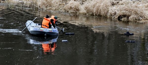 Пограничники Литвы вылавливают контрабанду из Нериса  - Sputnik Литва