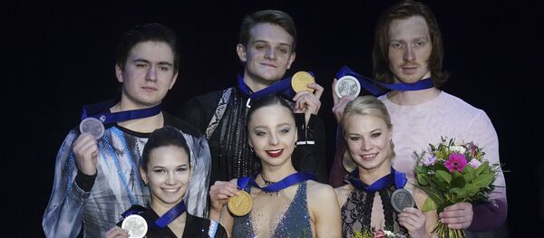 Призеры чемпионата Европы по фигурному катанию среди пар на церемонии награждения - Sputnik Литва