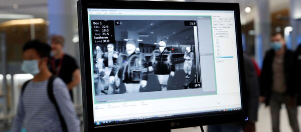 Пассажиры из Китая проходят через пункт термического досмотра в международном аэропорту Стамбула - Sputnik Литва