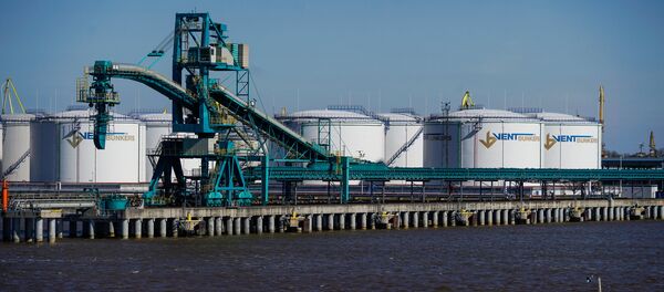 Нефтеналивные терминалы в Вентспилсском свободном порту, архивное фото - Sputnik Литва