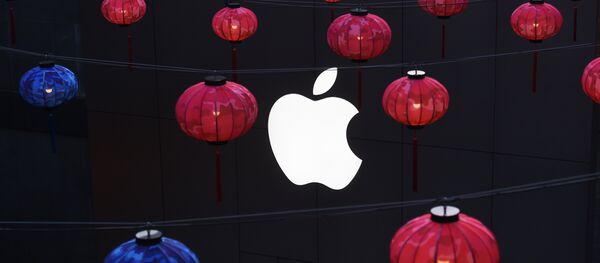 Логотип Apple  в Пекине - Sputnik Литва