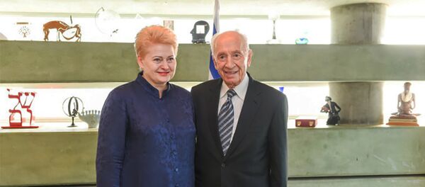 Шимон Перес и Даля Грибаускайте Шимон Перес и Даля Грибаускайте - Sputnik Литва