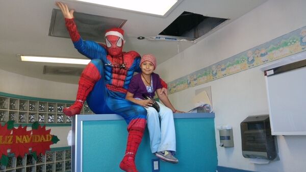 Atiende a niños con leucemia disfrazado de Batman, Chapulín Colorado, Iron Man y otros personajes. Atiende a niños con leucemia disfrazado de Batman, Chapulín Colorado, Iron Man y otros personajes. - Sputnik Литва
