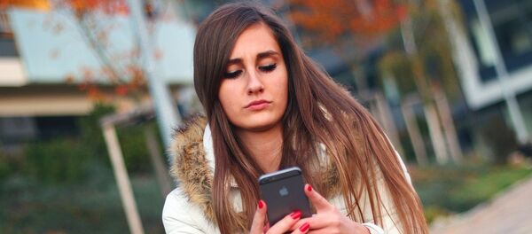 Девушка с мобильным телефоном - Sputnik Литва