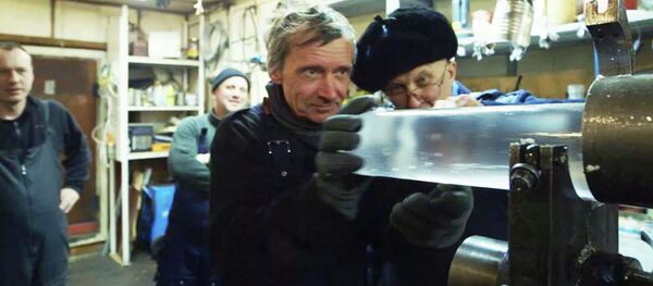 На буровой станции Восток, в руках — чистейший озерный лед с глубины почти четыре километра На буровой станции Восток, в руках — чистейший озерный лед с глубины почти четыре километра - Sputnik Lietuva