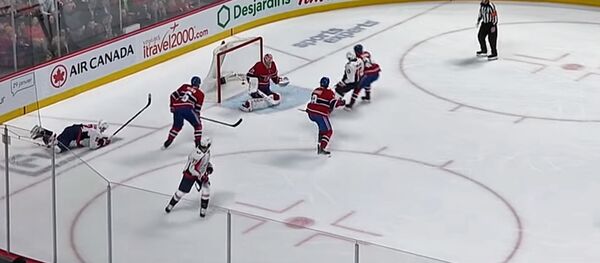 Кузнецов отдал голевую передачу в матче НХЛ, лежа на льду Кузнецов отдал голевую передачу в матче НХЛ, лежа на льду - Sputnik Литва