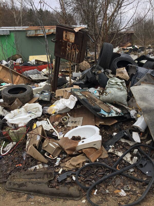 Жители центрального района Вильнюса годами безуспешно борются со свалкой Жители центрального района Вильнюса годами безуспешно борются со свалкой - Sputnik Литва