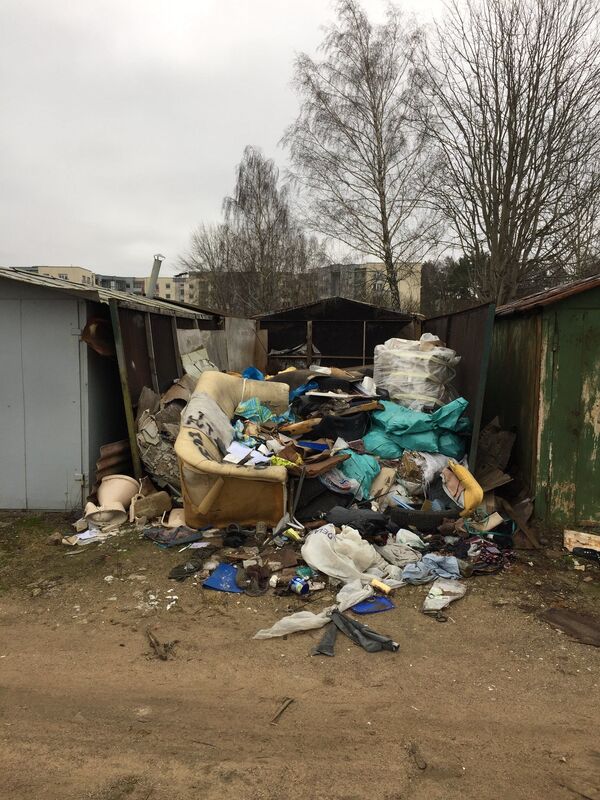 Жители центрального района Вильнюса годами безуспешно борются со свалкой Жители центрального района Вильнюса годами безуспешно борются со свалкой - Sputnik Литва