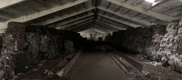 Galimai nelegalus plastiko sandėlis Galimai nelegalus plastiko sandėlis - Sputnik Lietuva