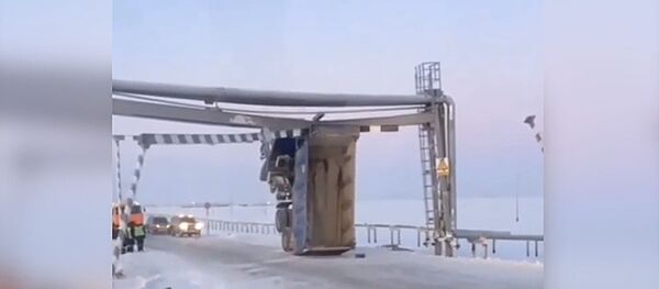 Jamale sunkvežimis užkabino dujotiekį ir piestu atsistojo Jamale sunkvežimis užkabino dujotiekį ir piestu atsistojo - Sputnik Lietuva