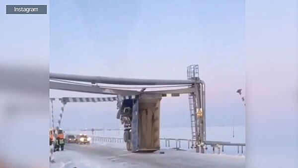 На Ямале грузовик зацепился за газопровод и встал на дыбы - Sputnik Литва