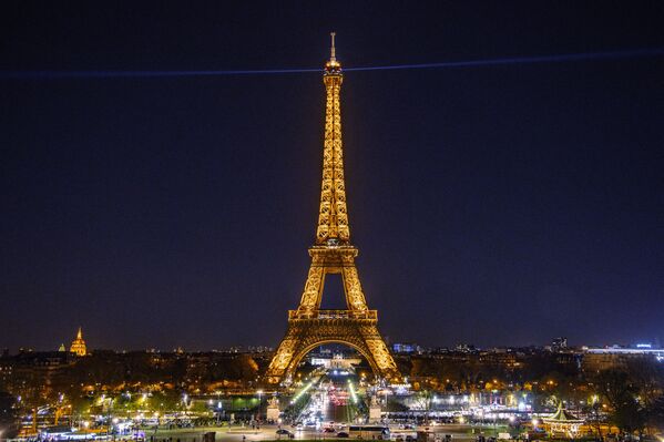 Эйфелева башня в Париже с включенной подсветкой - Sputnik Lietuva