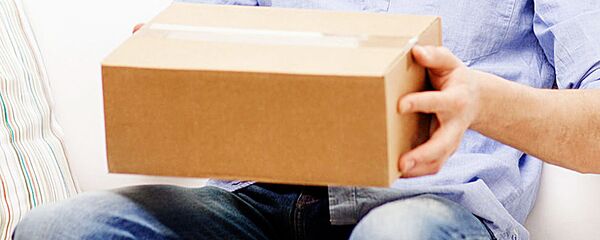 Мужчина с коробкой, архивное фото - Sputnik Литва