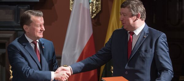 Встреча министров обороны Литвы Раймундаса Кароблиса и Польши Мариуша Блащака - Sputnik Литва