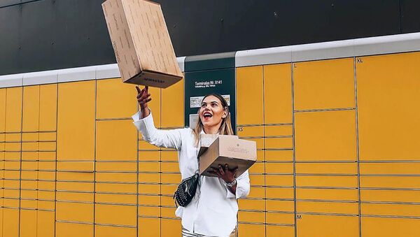 Девушка с коробками, архивное фото - Sputnik Lietuva