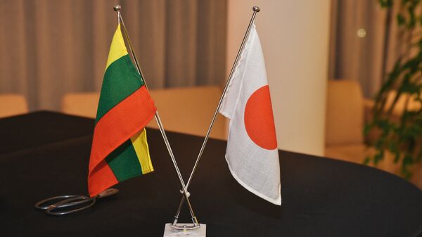 Флажки Литвы и Японии, архивное фото - Sputnik Литва