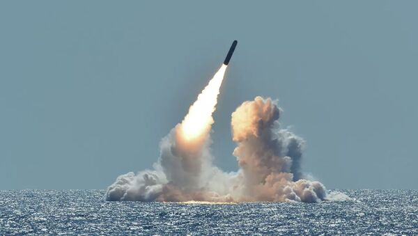 Испытательный запуск ракеты Trident II D5 с подводной лодки Небраска у побережья Калифорнии, архивное фото - Sputnik Lietuva