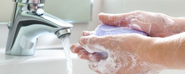 Мытье рук с мылом, архивное фото - Sputnik Литва