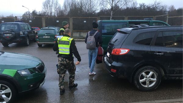 Украинец попытался перевезти в Литву жителя Таджикистана - Sputnik Литва