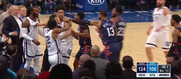 Драка баскетболистов во время матча - Sputnik Литва