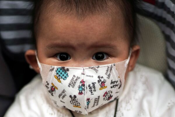 Ребенок в защитной маске в Бангкоке, Таиланд - Sputnik Lietuva