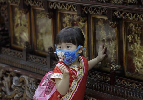 Девочка в маске в храме Сэн Гуан в китайском квартале Манилы, Филиппины - Sputnik Lietuva