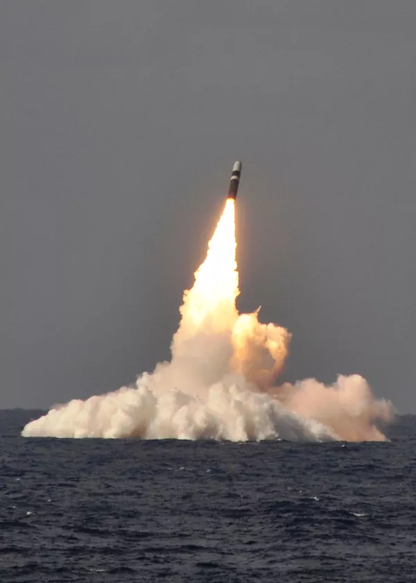 Запуск ракеты Trident II D-5 с подлодки USS West Virginia