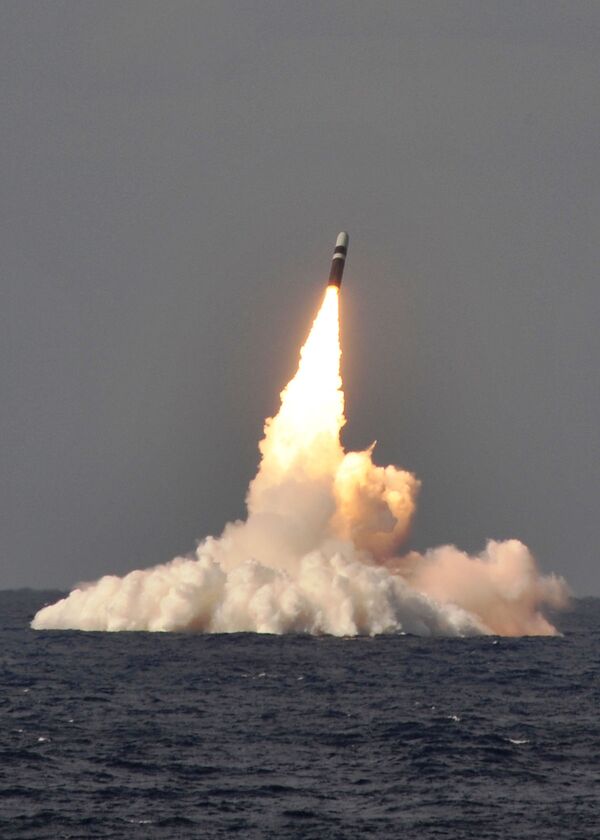Запуск ракеты Trident II D-5 с подлодки USS West Virginia - Sputnik Литва