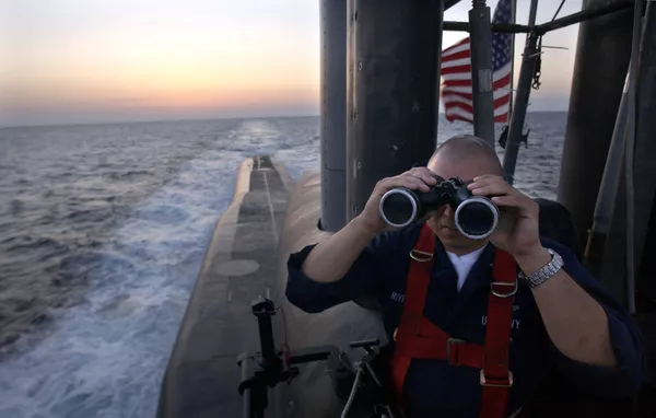 Офицер на борту подводной лодки USS Florida 