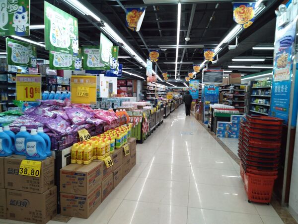 Продавец в пустом супермаркете Уханя, Китай - Sputnik Lietuva