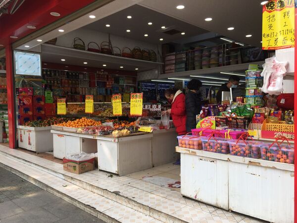 Редкие покупатели в супермаркете Уханя, Китай - Sputnik Lietuva