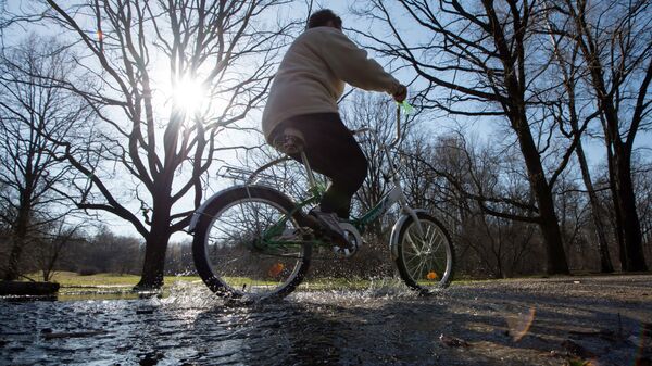 Женщина катается на велосипеде, архивное фото - Sputnik Литва